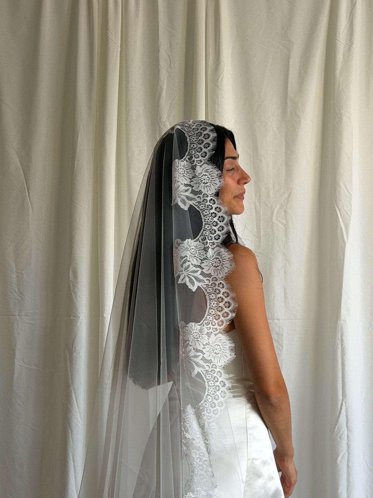 bridal wedding veil with lace trim