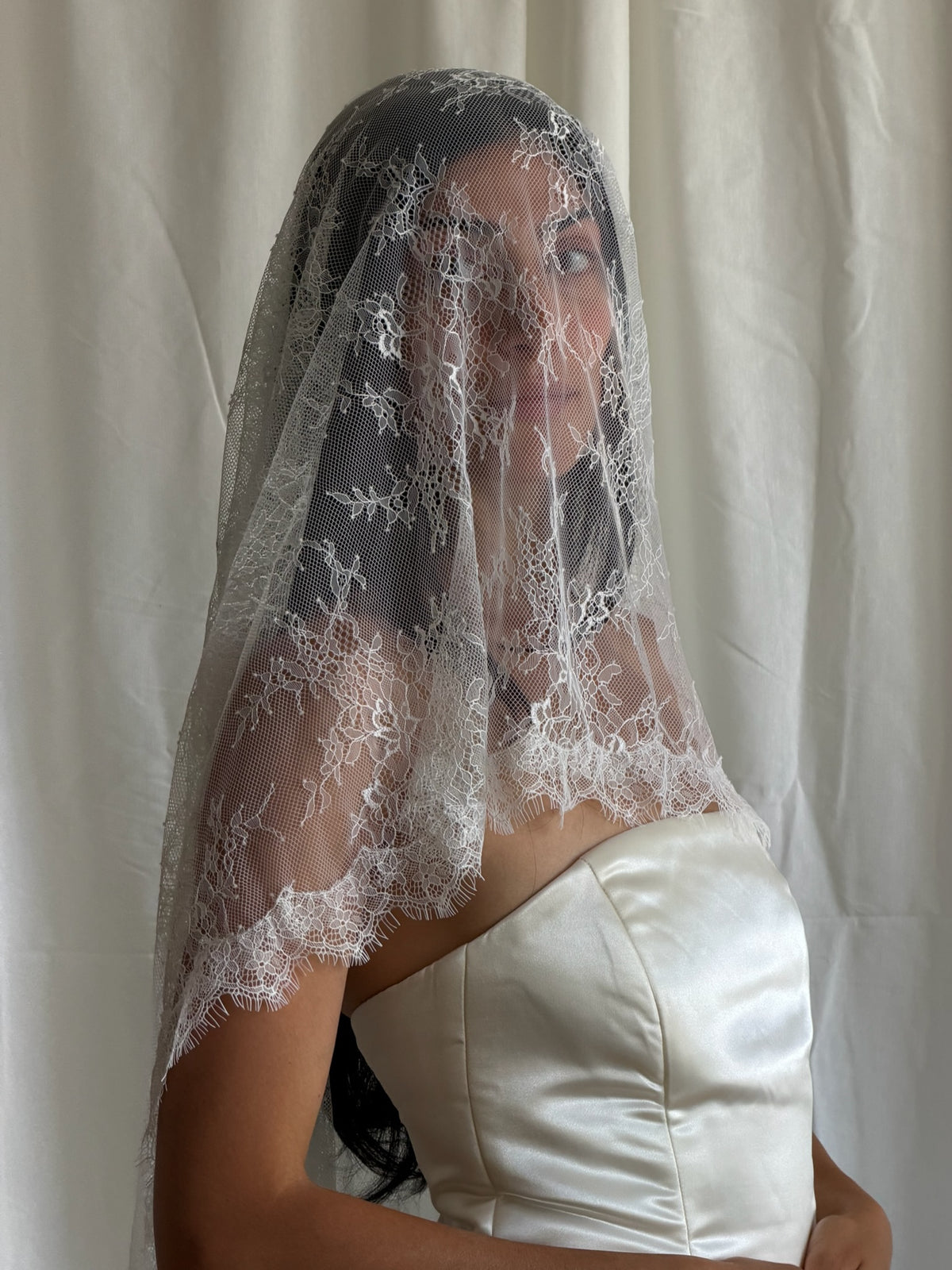 bridal wedding veil with chantilly lace trim